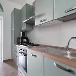 Guesthost - Grey & Flat Apartman
